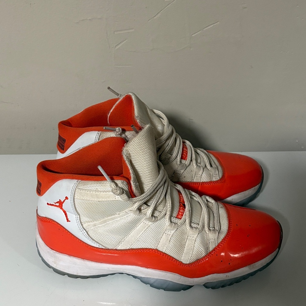 Sneakers Jordan Men Orange and White High-Top